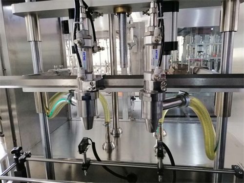 選購東北半自動食用油灌裝機去哪里?東泰在這里